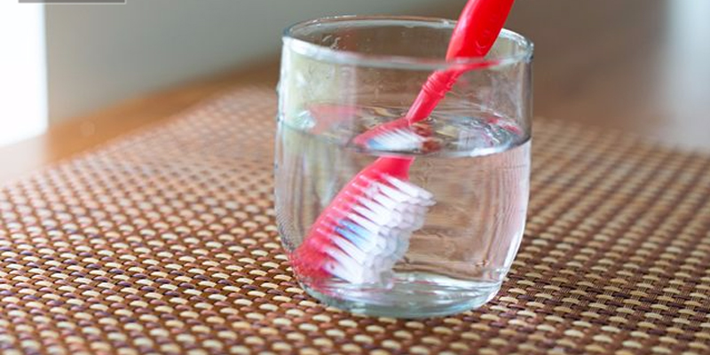 Ngâm bàn chải đánh răng trong hỗn hợp nước oxy già là cách vệ sinh bàn chải hiệu quả