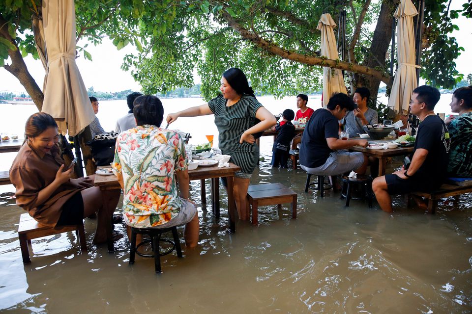 Một nhà hàng Thái Lan vẫn mở cửa đón thực khách trong nước lũ